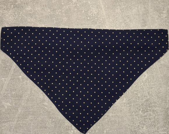Hands4Animals Tierschutz guter Zweck Versteigerung selbstgemachtes Halstuch für Hunde in blauem Stoff mit Punkten